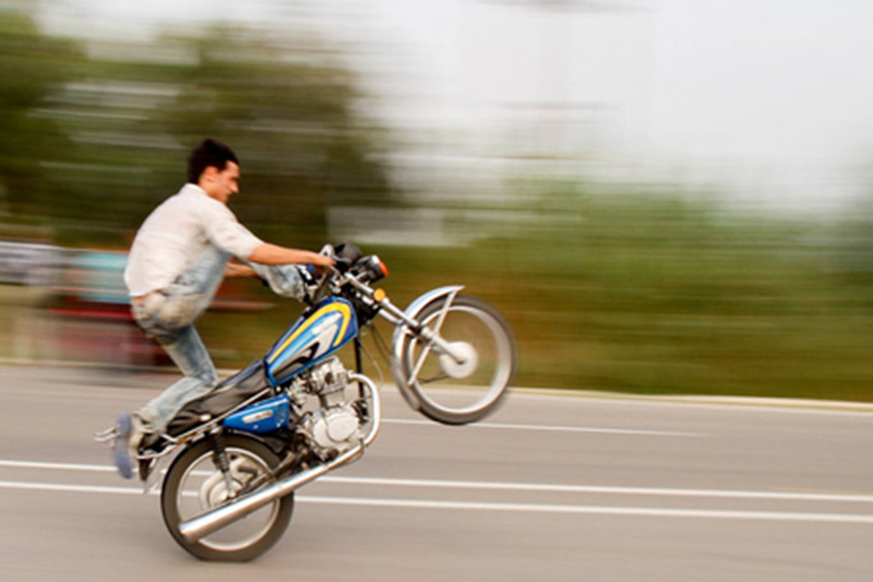 موتورسواری شبانه در دهلران؛ تفریح اجباری یا قمار با جان؟